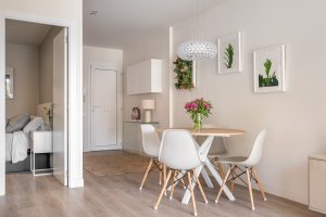 Cômodo de uma casa com espaço pequeno com móveis compactos