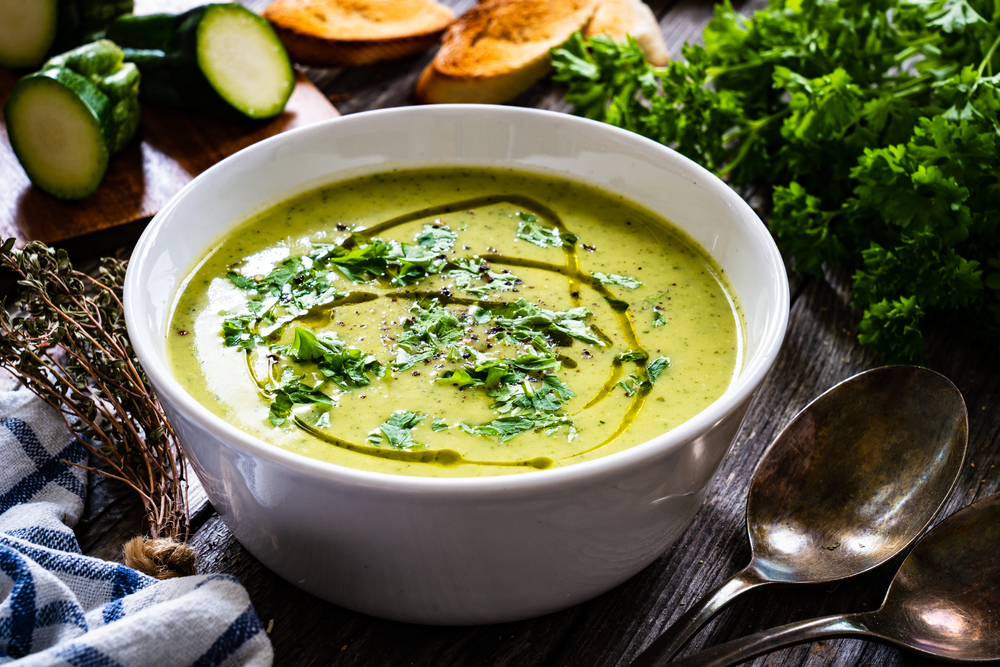 Que frio! Confira a receita de 3 caldos práticos e rápidos de fazer para se aquecer neste inverno