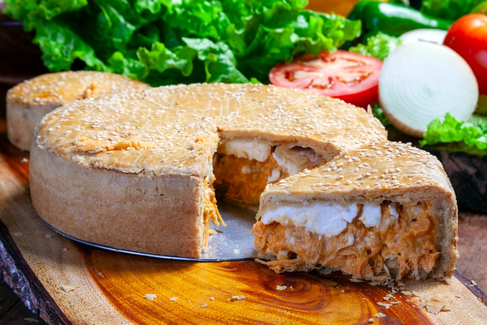 Torta de frango com requeijão: saborosa e fácil de preparar, perfeita para um almoço em família