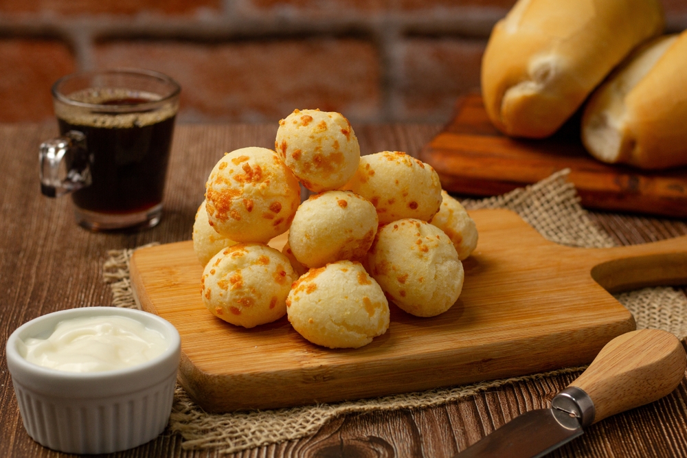Aprenda a fazer pão de queijo caseiro com 5 diferentes recheios